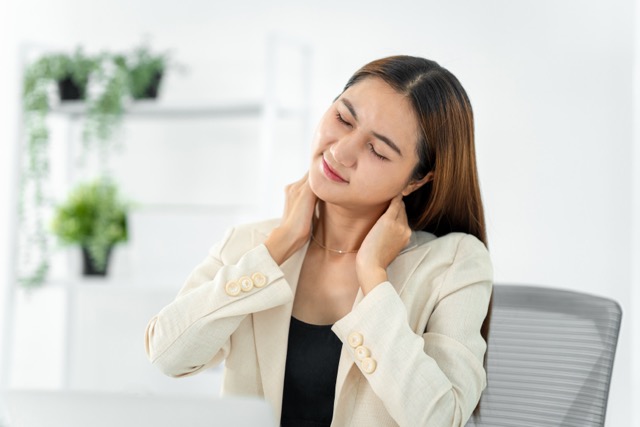 Entspannungsübungen am Arbeitsplatz: So findest du Ruhe im Büroalltag